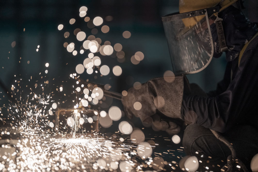 En person som svetsar